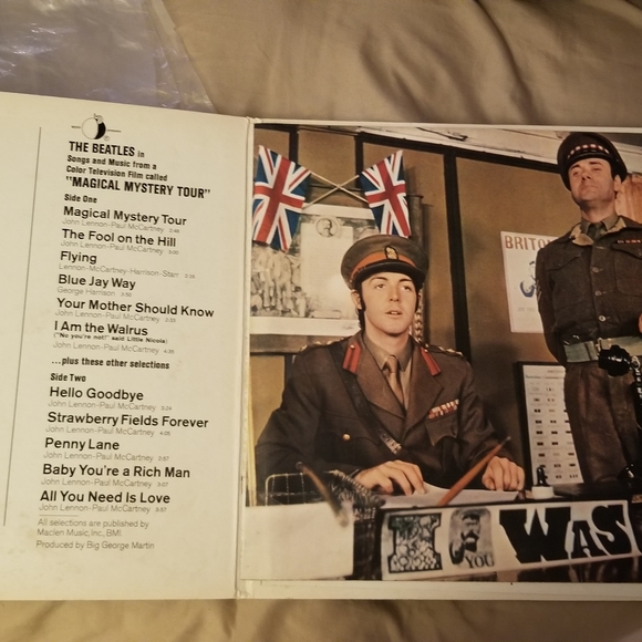 ORIGINAL The Beatles Magical Mystery Tour Vinyl Insert/24pg Full Color Book - Picture 3 of 7